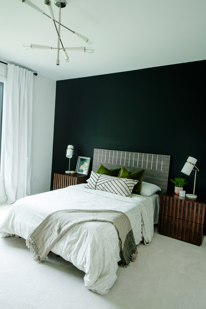 На фото: гостевая спальня (комната для гостей) в современном стиле с черными стенами, ковровым покрытием и белым полом с