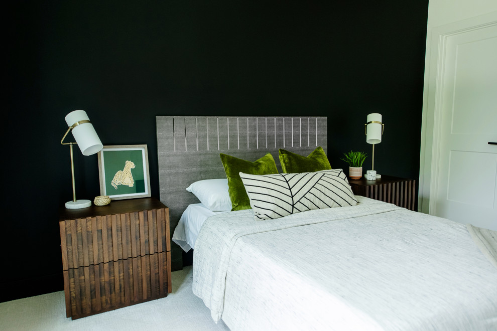 Immagine di una camera degli ospiti contemporanea con pareti nere, moquette e pavimento bianco