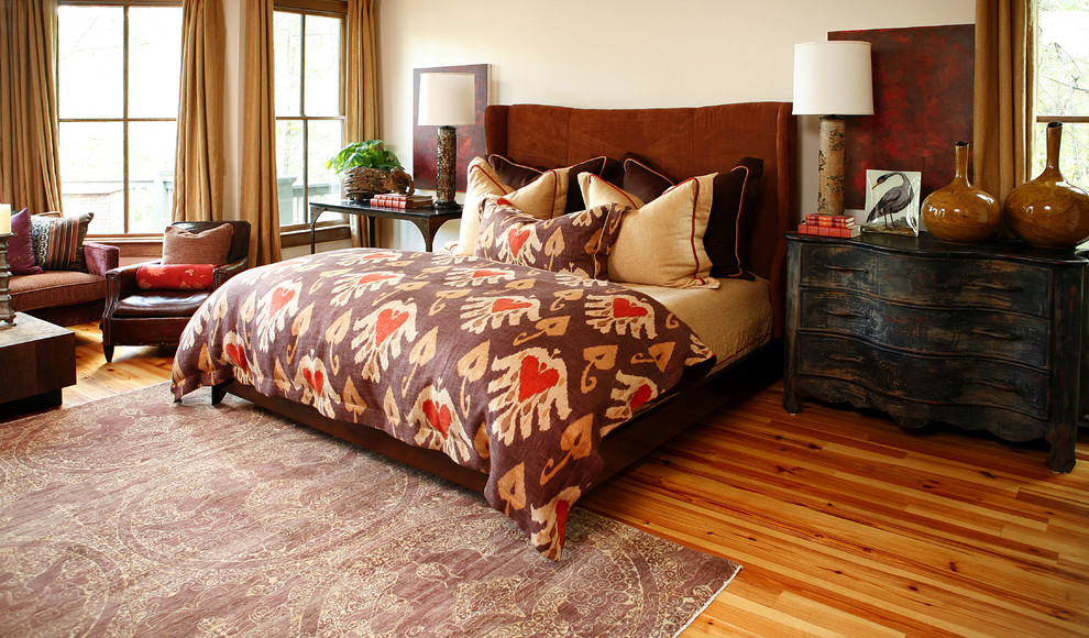 Großes Stilmix Hauptschlafzimmer ohne Kamin mit beiger Wandfarbe und braunem Holzboden in Los Angeles