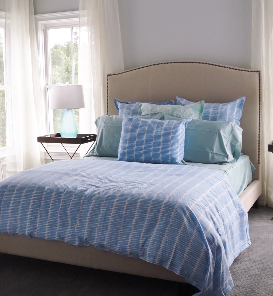 Esempio di una camera da letto stile marinaro con moquette