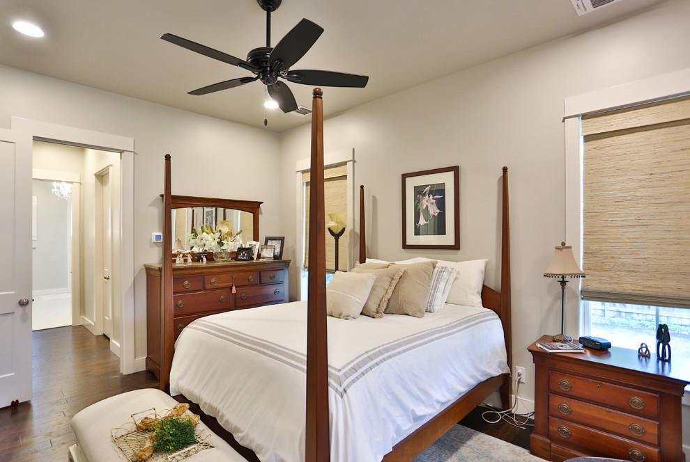 Ejemplo de habitación de invitados tradicional de tamaño medio con paredes grises, suelo de madera oscura y suelo marrón