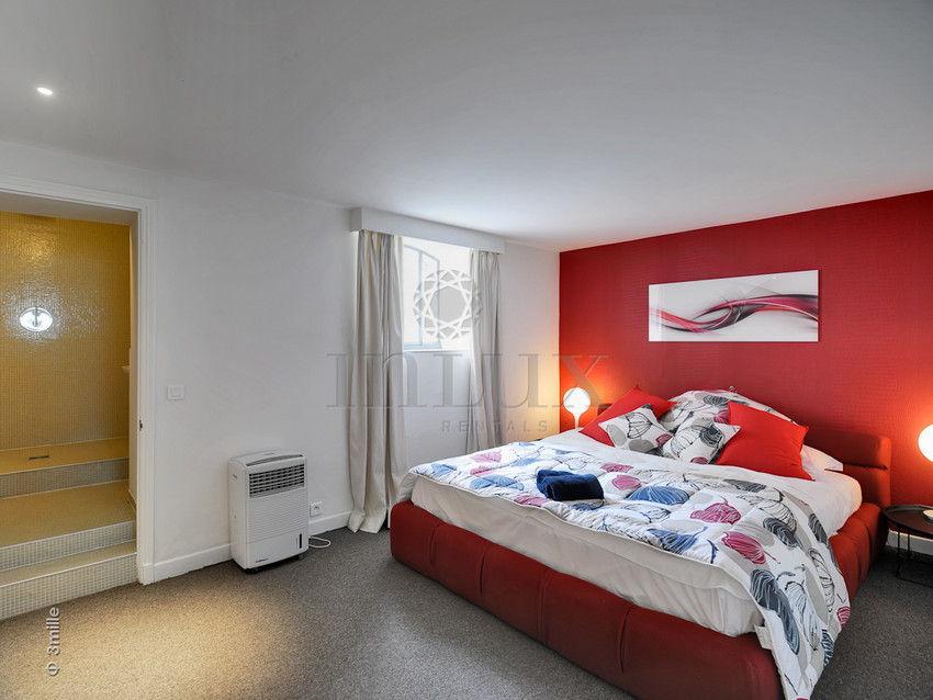 Свежая идея для дизайна: большая спальня на антресоли в современном стиле с красными стенами и ковровым покрытием - отличное фото интерьера