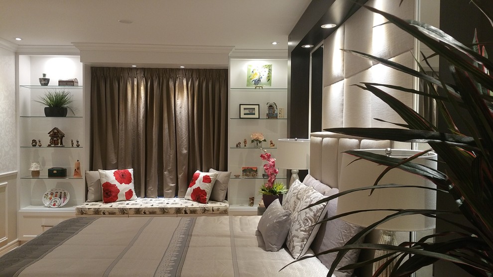 Источник вдохновения для домашнего уюта: хозяйская спальня среднего размера в современном стиле с белыми стенами, светлым паркетным полом и бежевым полом без камина