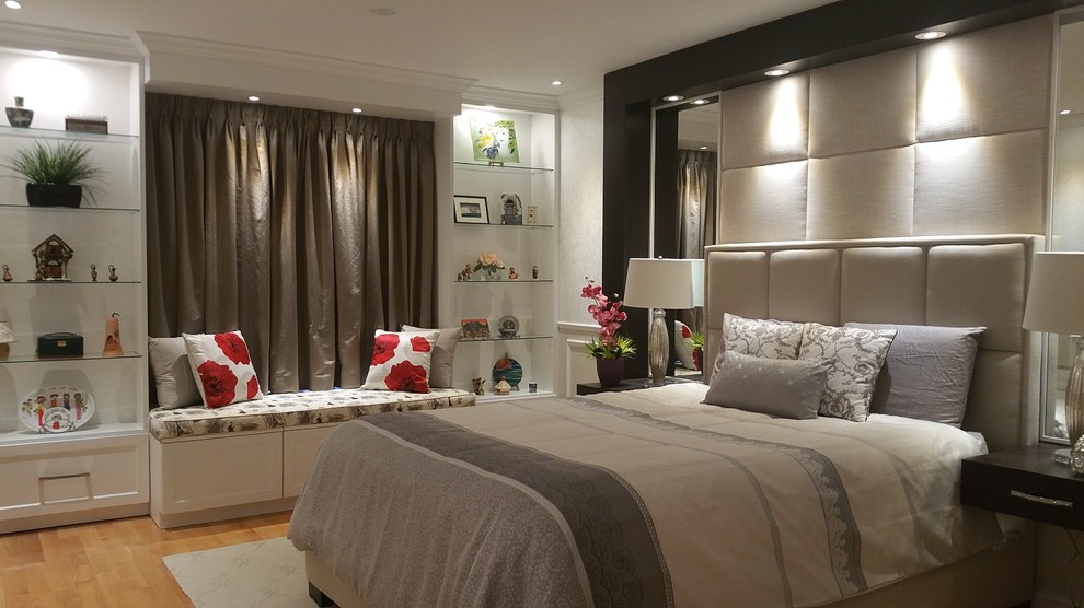Modelo de dormitorio principal contemporáneo de tamaño medio sin chimenea con paredes blancas, suelo de madera clara y suelo beige