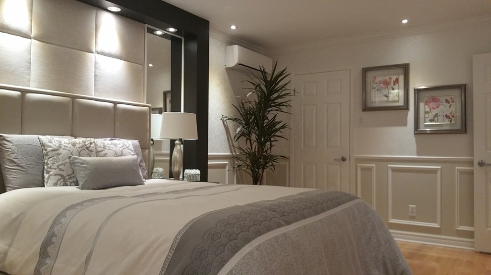 Ejemplo de dormitorio principal contemporáneo de tamaño medio sin chimenea con paredes blancas, suelo de madera clara y suelo beige