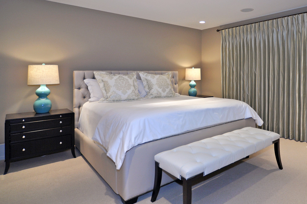 Стильный дизайн: спальня в стиле неоклассика (современная классика) с серыми стенами, ковровым покрытием и серым полом - последний тренд