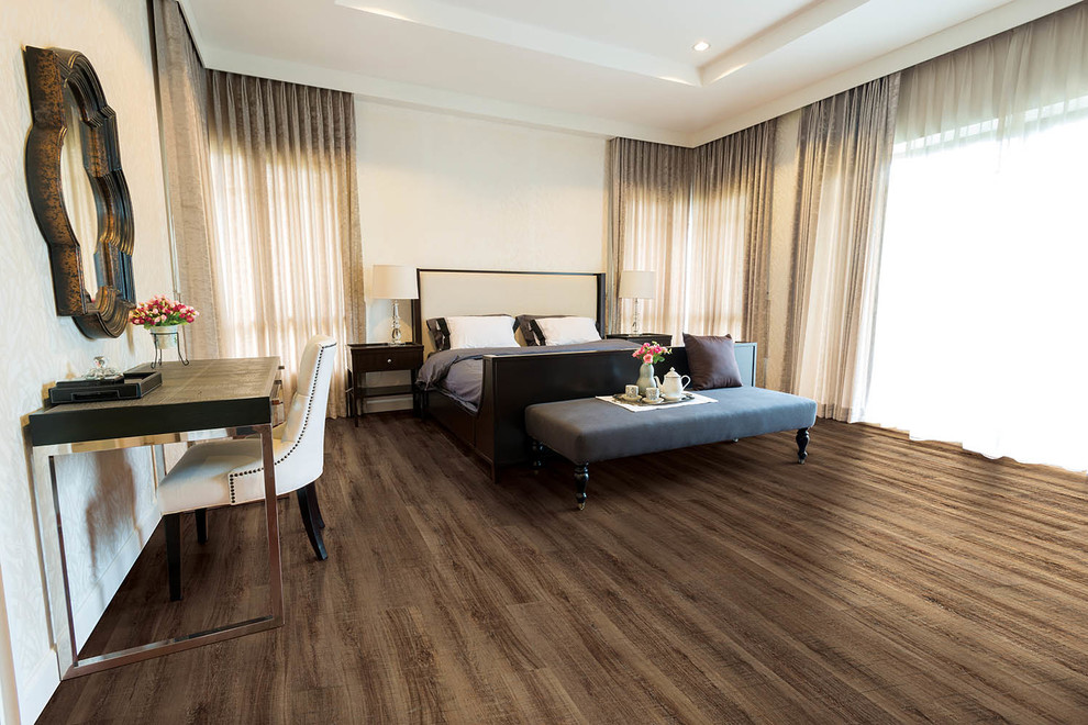 Esempio di una grande camera matrimoniale minimalista con pavimento beige, pareti beige e pavimento in legno massello medio