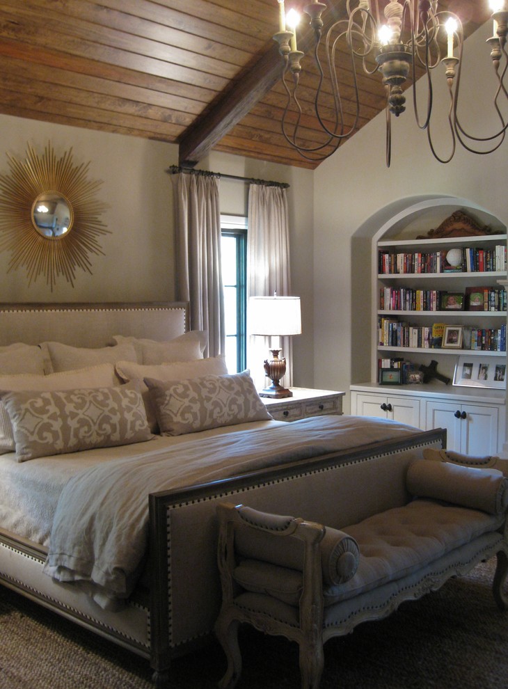ヒューストンにある広いトラディショナルスタイルのおしゃれな主寝室 (白い壁、濃色無垢フローリング、両方向型暖炉、木材の暖炉まわり、茶色い床) のインテリア