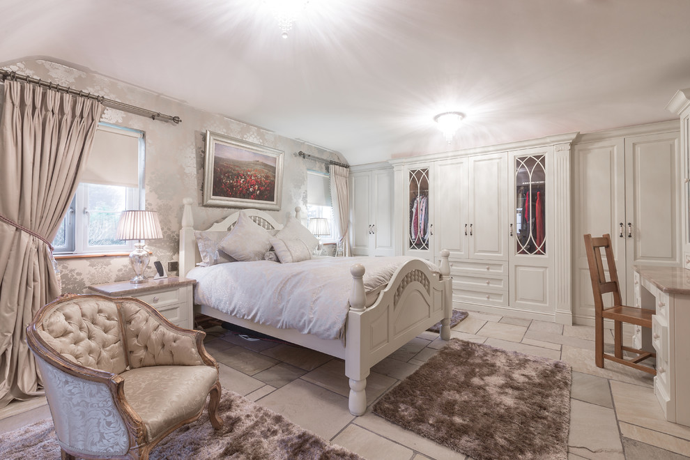 Imagen de habitación de invitados tradicional renovada de tamaño medio con paredes multicolor y suelo de piedra caliza