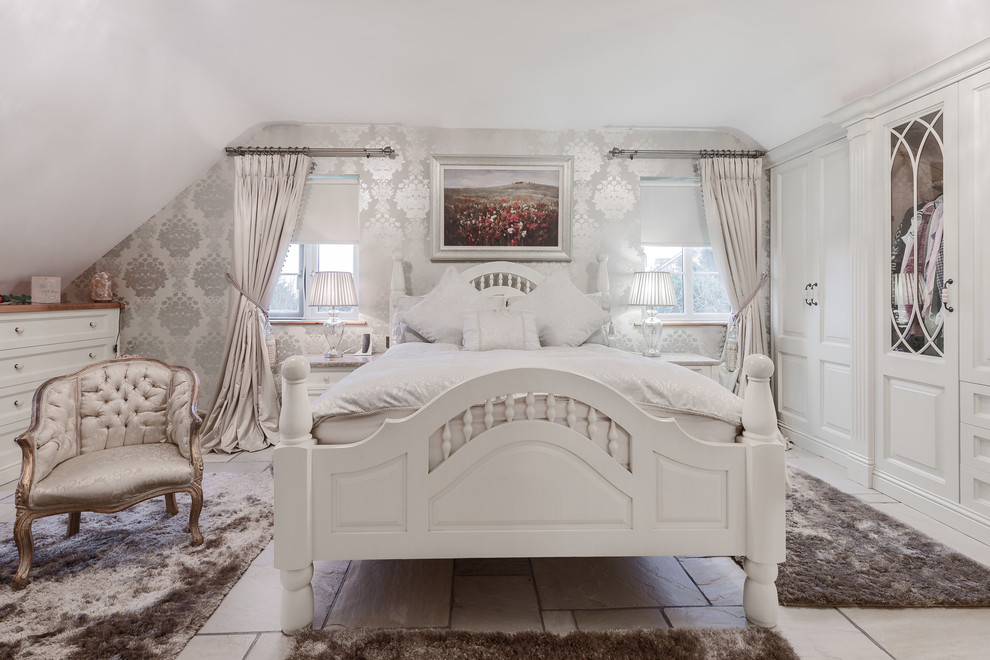 Modelo de habitación de invitados tradicional renovada de tamaño medio sin chimenea con paredes multicolor y suelo de piedra caliza
