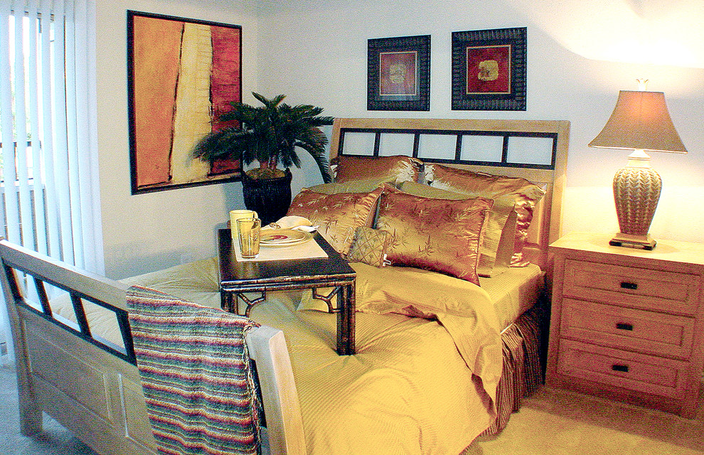 Пример оригинального дизайна: гостевая спальня (комната для гостей) в современном стиле с бежевыми стенами и ковровым покрытием без камина