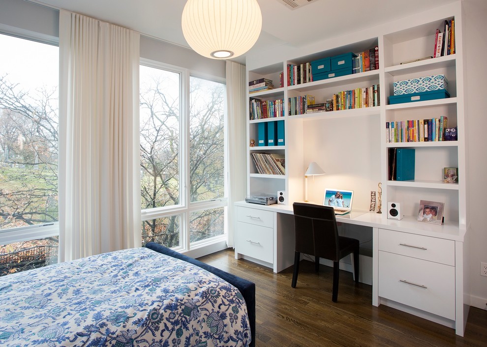 Diseño de habitación de invitados minimalista de tamaño medio con paredes blancas y suelo de madera oscura