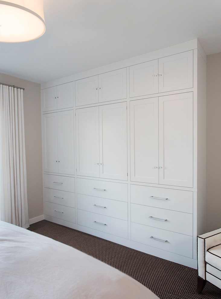 Идея дизайна: гостевая спальня среднего размера, (комната для гостей) в стиле модернизм с белыми стенами и ковровым покрытием
