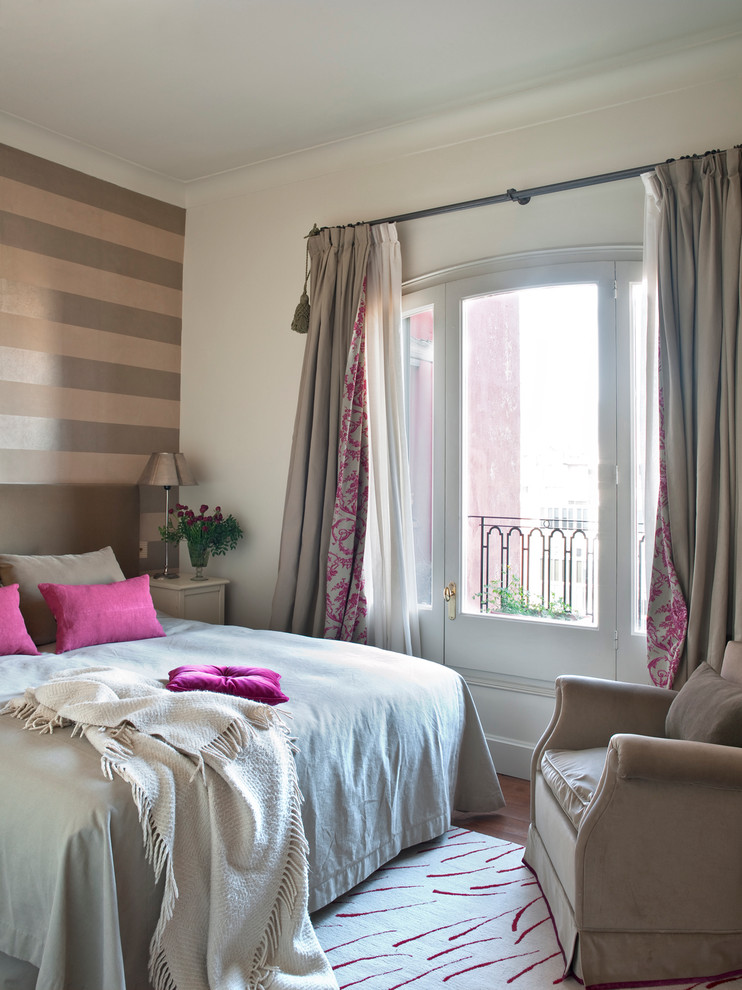 Imagen de dormitorio clásico renovado de tamaño medio sin chimenea con paredes blancas y suelo de madera en tonos medios
