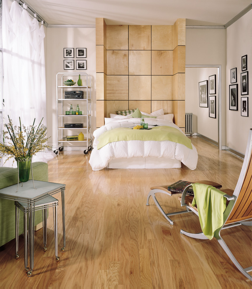 На фото: спальня среднего размера в стиле модернизм