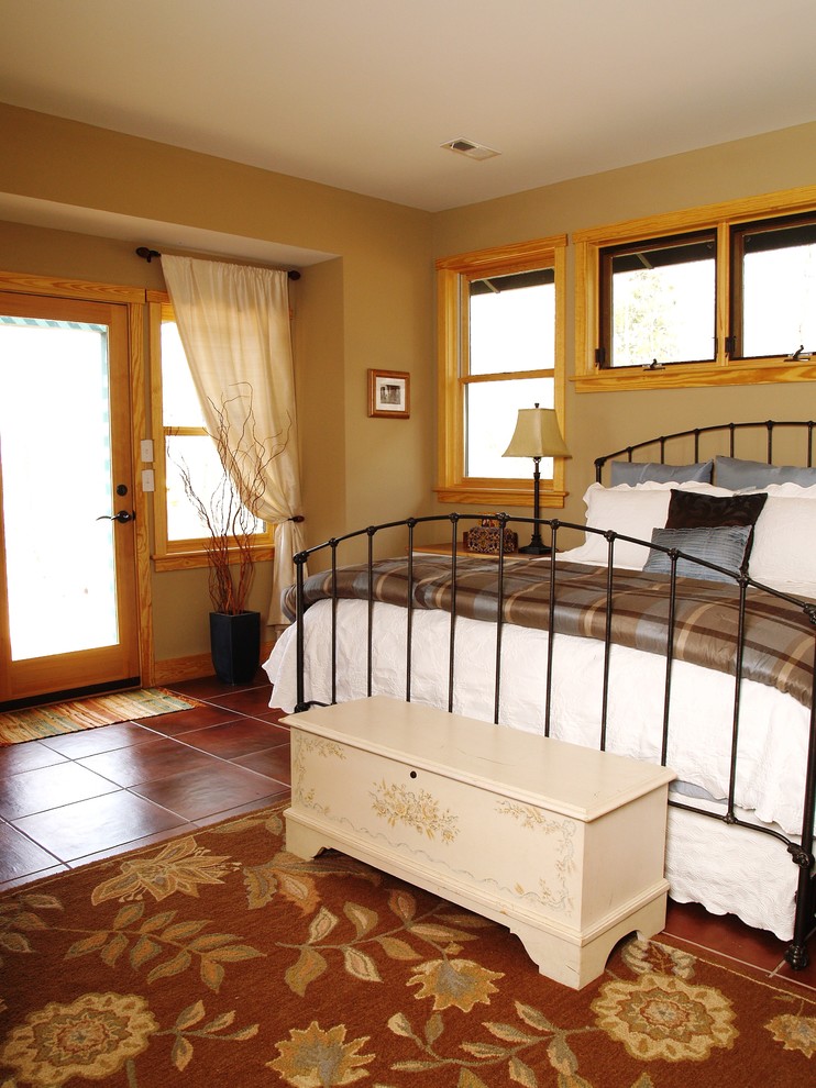 Идея дизайна: гостевая спальня среднего размера, (комната для гостей) в стиле рустика с бежевыми стенами, полом из терракотовой плитки и красным полом без камина