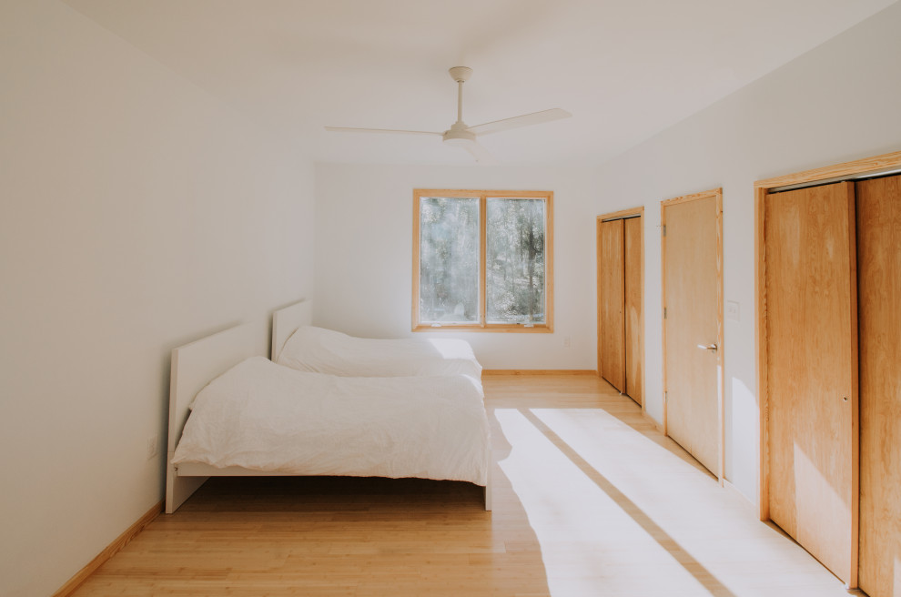 Modernes Schlafzimmer mit Bambusparkett in Charleston