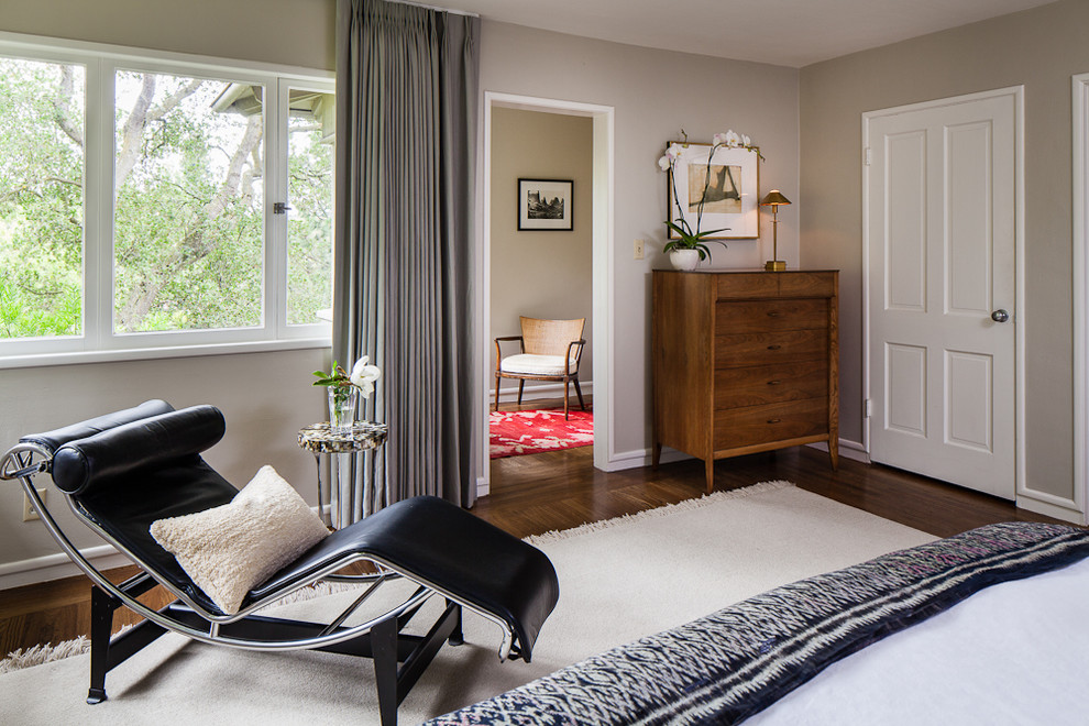 Idee per una camera da letto contemporanea con pareti beige, parquet scuro e pavimento marrone