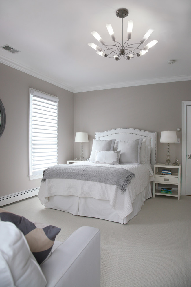 他の地域にある広いコンテンポラリースタイルのおしゃれな主寝室 (グレーの壁、カーペット敷き、暖炉なし、ベージュの床)