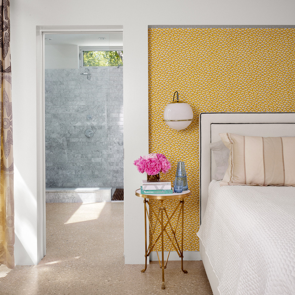 Immagine di una camera da letto minimalista con pareti multicolore