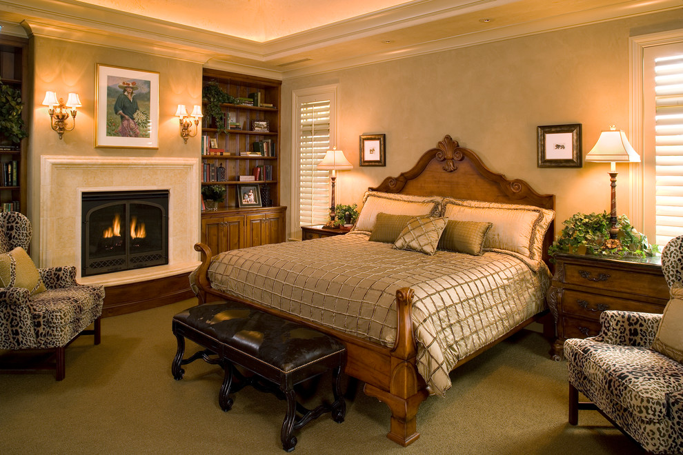 Стильный дизайн: спальня в средиземноморском стиле с бежевыми стенами, ковровым покрытием, стандартным камином и кроватью в нише - последний тренд