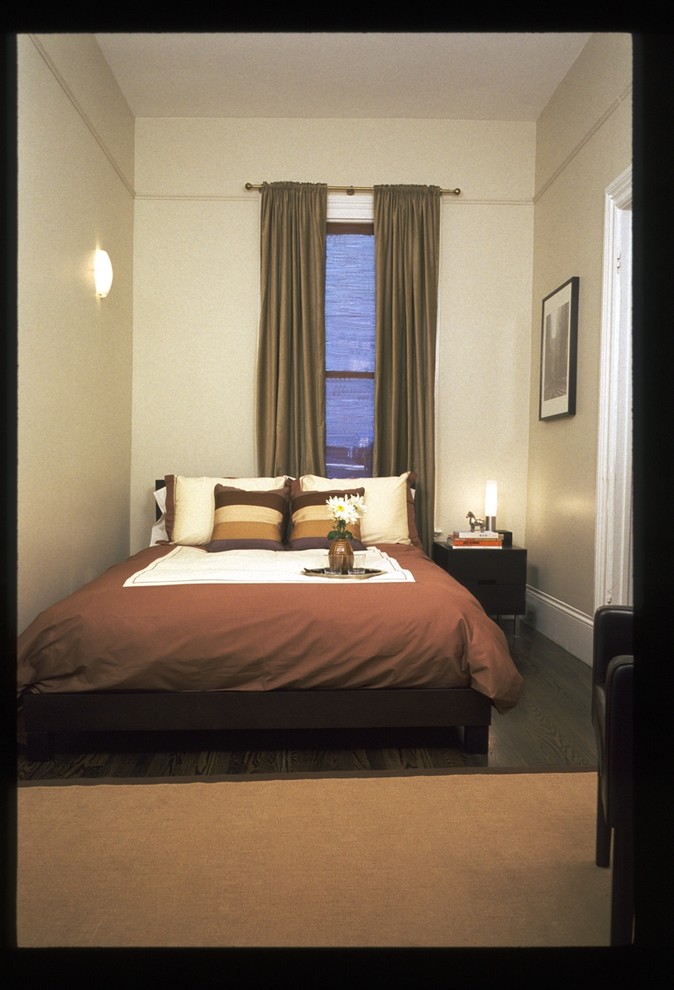 Kleines Modernes Hauptschlafzimmer ohne Kamin mit beiger Wandfarbe und dunklem Holzboden in San Francisco