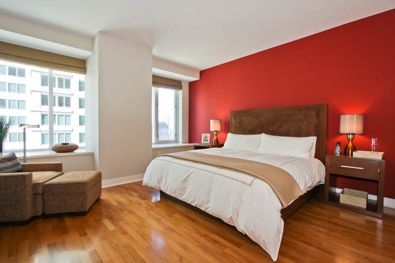 Источник вдохновения для домашнего уюта: хозяйская спальня в стиле модернизм с разноцветными стенами и светлым паркетным полом без камина