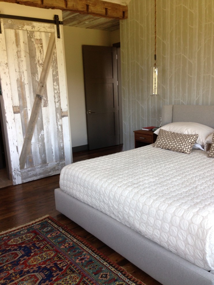Imagen de dormitorio rural de tamaño medio sin chimenea con paredes blancas