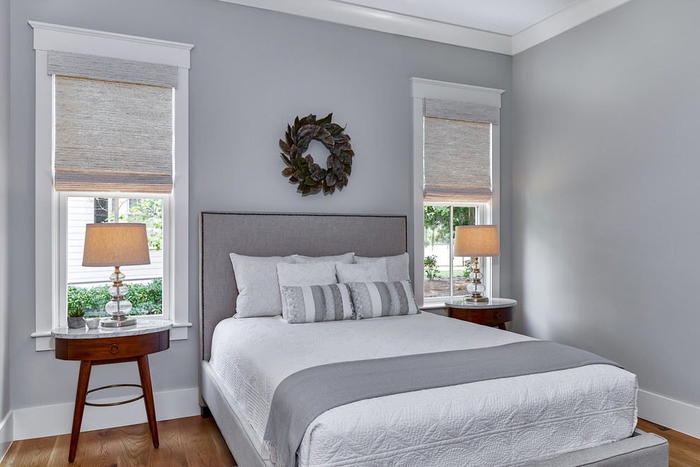 Diseño de habitación de invitados marinera de tamaño medio con paredes grises, suelo de madera en tonos medios y suelo marrón