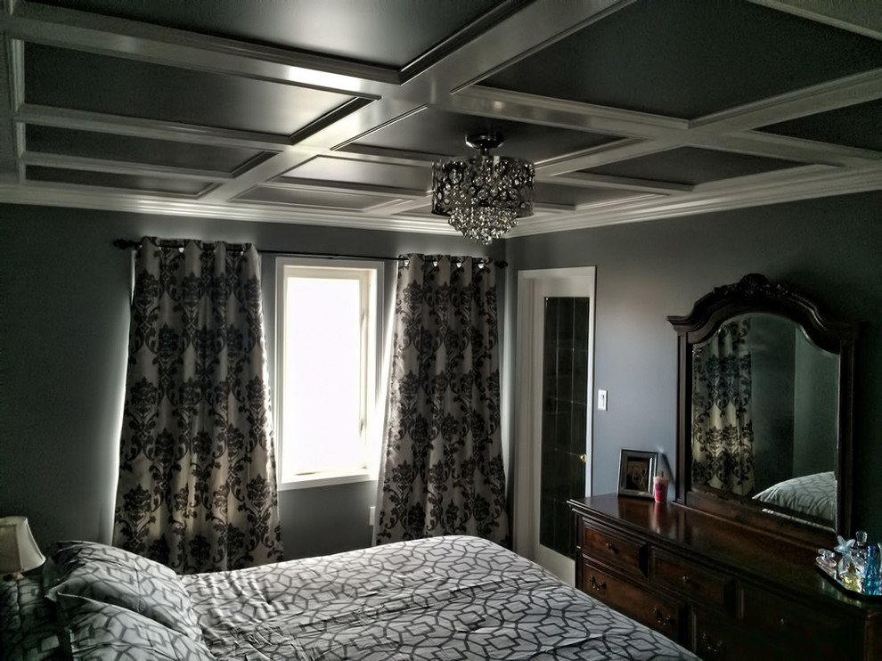 На фото: хозяйская спальня среднего размера в стиле модернизм с серыми стенами и ковровым покрытием без камина с