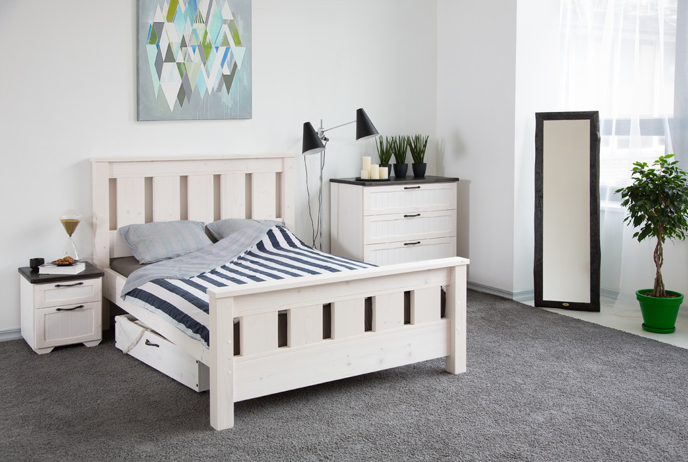 Modelo de dormitorio principal nórdico grande con paredes blancas, moqueta y suelo gris