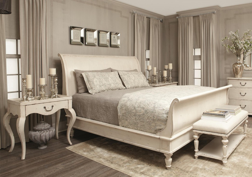 Diseño de dormitorio tipo loft clásico renovado de tamaño medio con paredes grises y suelo de madera oscura
