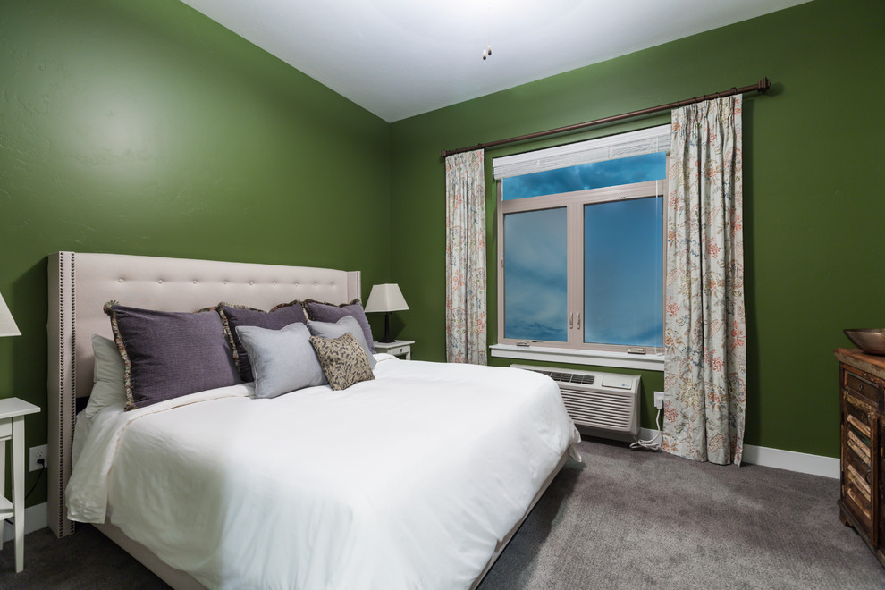 Пример оригинального дизайна: маленькая гостевая спальня (комната для гостей) в стиле неоклассика (современная классика) с зелеными стенами, паркетным полом среднего тона и коричневым полом без камина для на участке и в саду