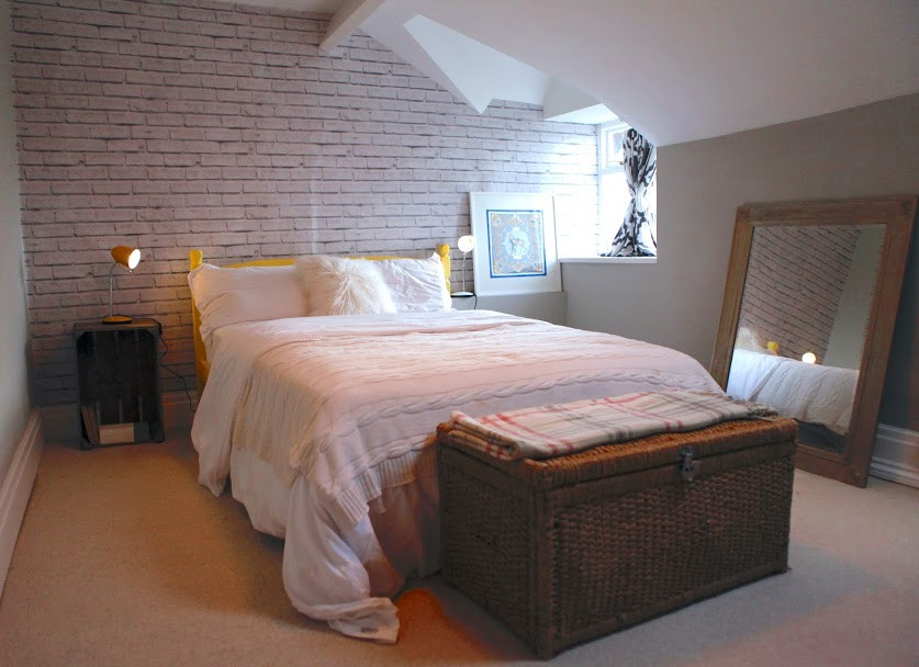 На фото: спальня в стиле кантри с ковровым покрытием с