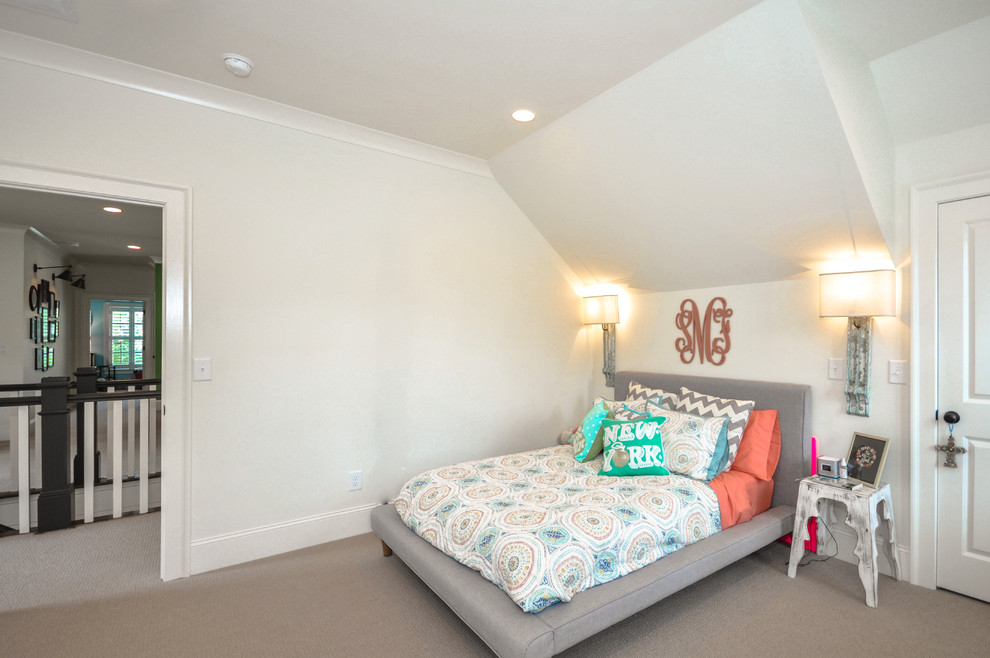 Foto de dormitorio actual sin chimenea con paredes blancas, moqueta y suelo beige