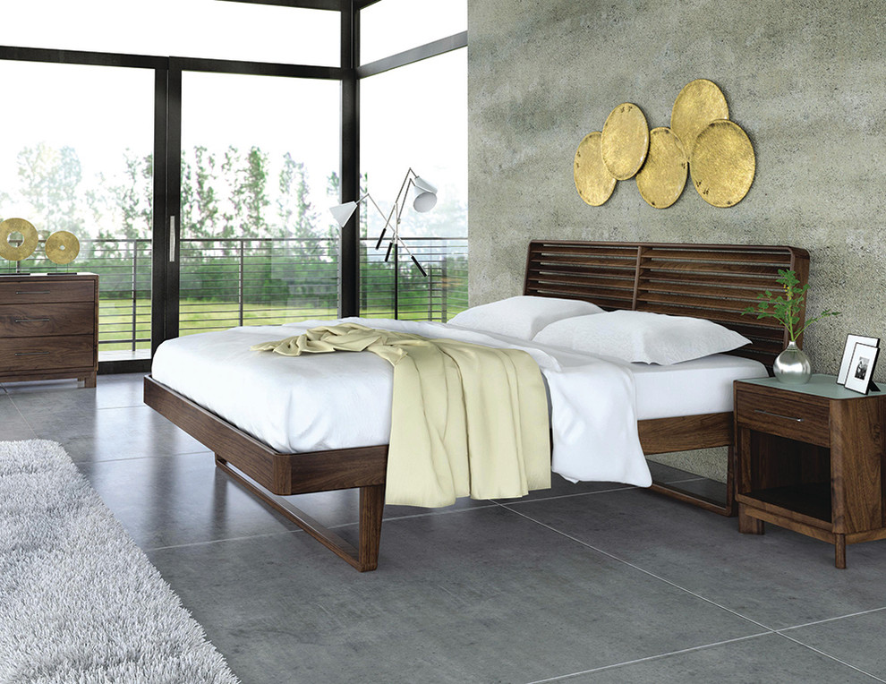 На фото: большая хозяйская спальня в стиле модернизм с серыми стенами, бетонным полом и серым полом без камина с