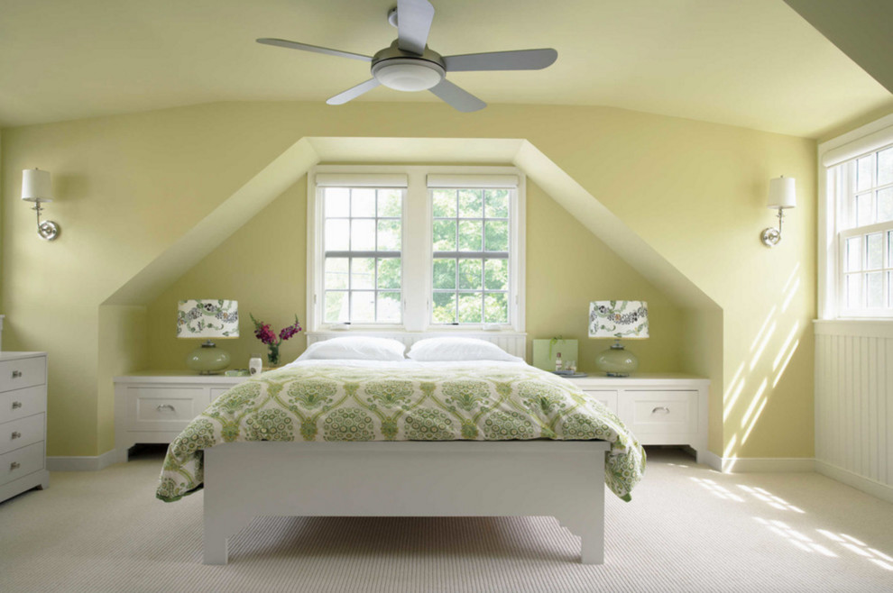 Diseño de dormitorio principal clásico grande sin chimenea con paredes amarillas, moqueta y suelo blanco