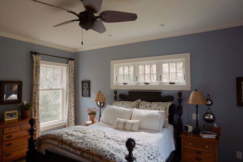 На фото: хозяйская спальня среднего размера в стиле кантри с синими стенами с