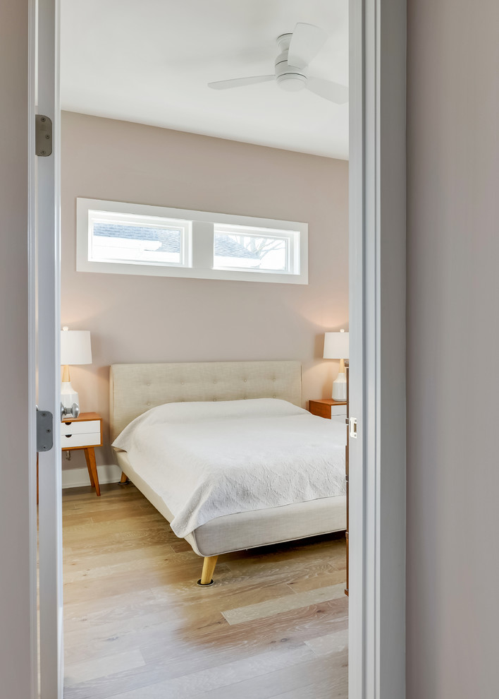 Свежая идея для дизайна: хозяйская спальня среднего размера в стиле ретро с бежевыми стенами, светлым паркетным полом и коричневым полом - отличное фото интерьера