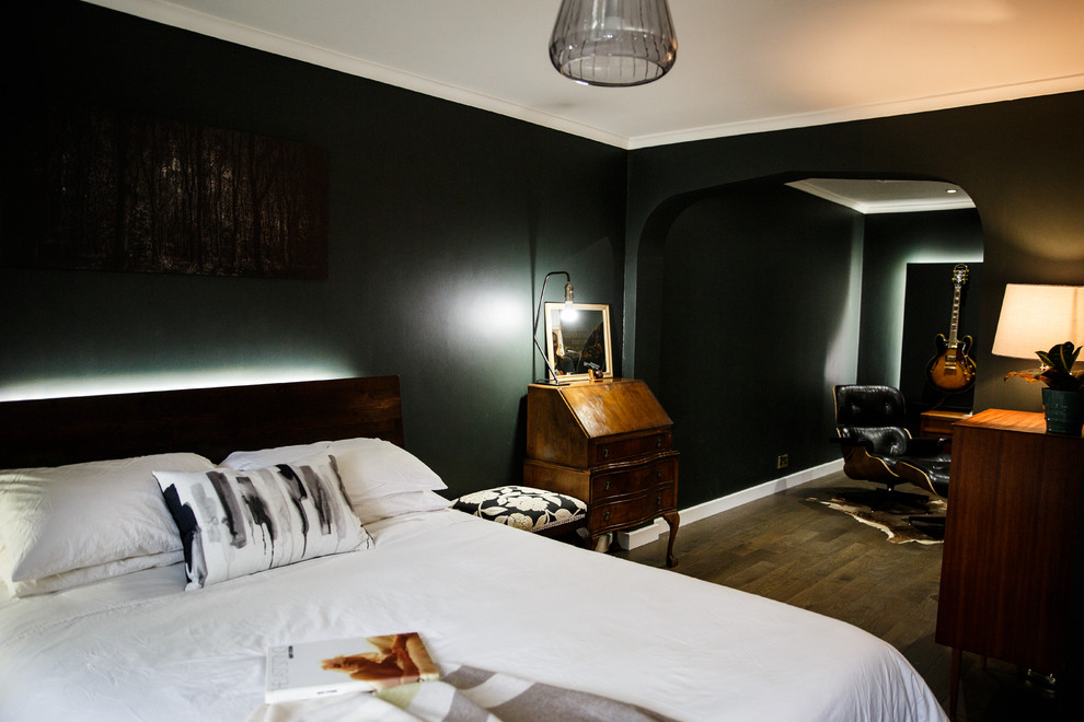 Стильный дизайн: большая хозяйская спальня в современном стиле с зелеными стенами, полом из винила и коричневым полом - последний тренд