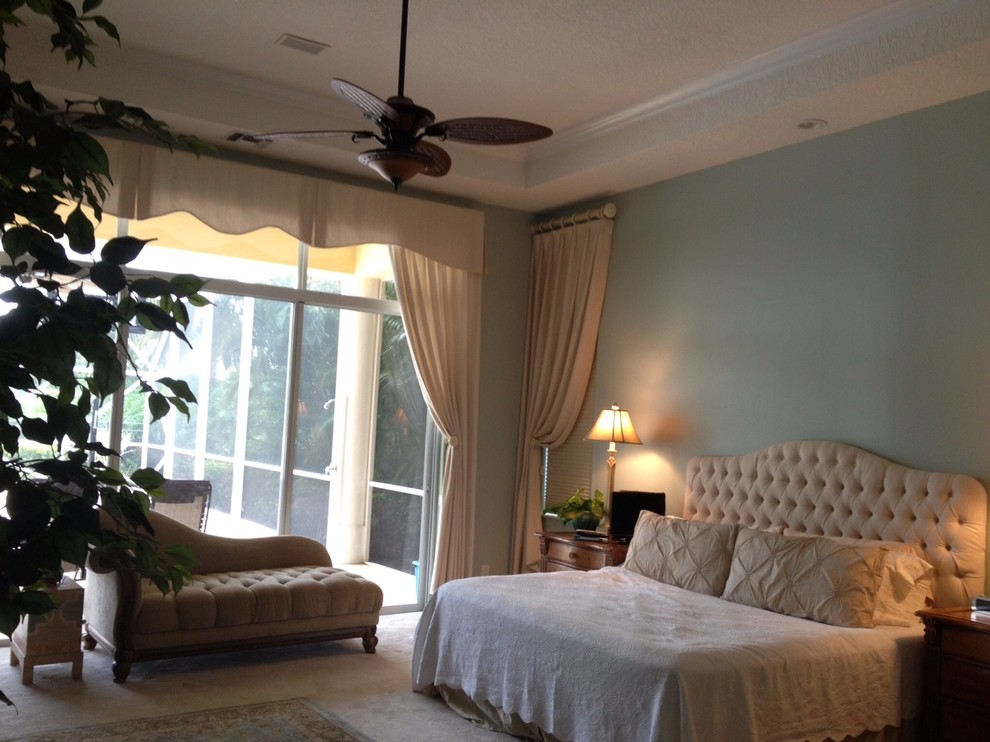Источник вдохновения для домашнего уюта: большая хозяйская спальня в современном стиле с синими стенами и ковровым покрытием