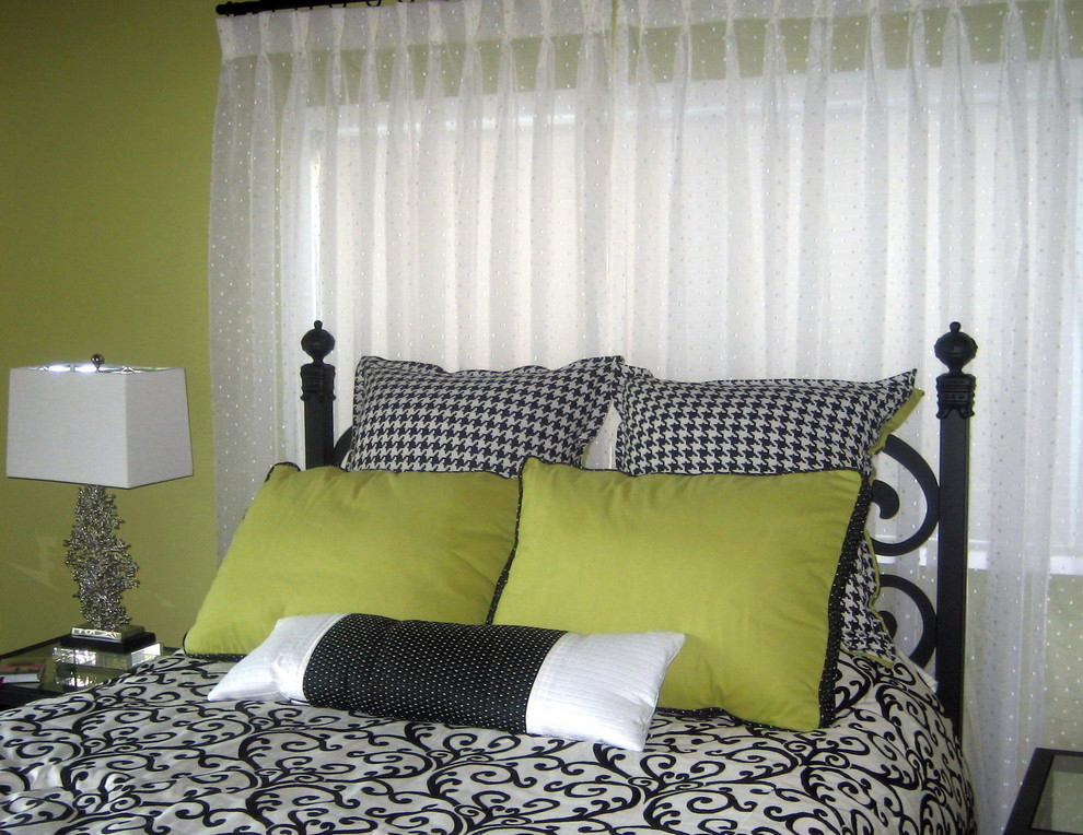 マイアミにある中くらいなヴィクトリアン調のおしゃれな客用寝室 (緑の壁、暖炉なし)