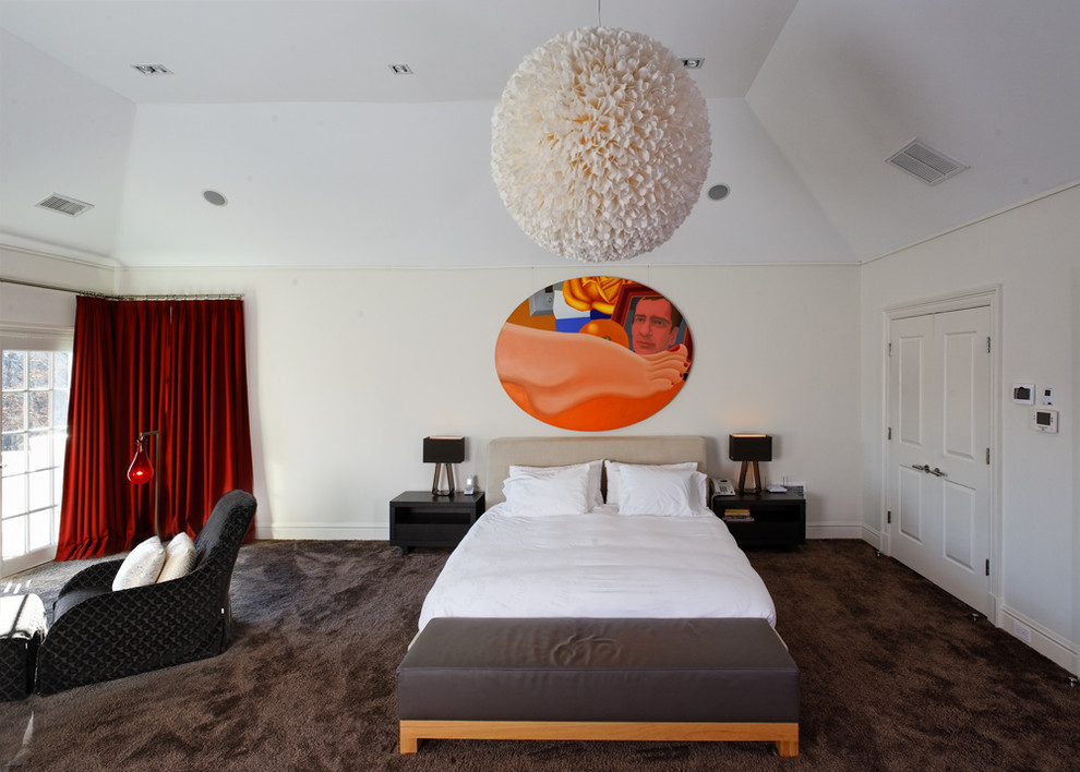 Modernes Schlafzimmer mit beiger Wandfarbe und Teppichboden in New York