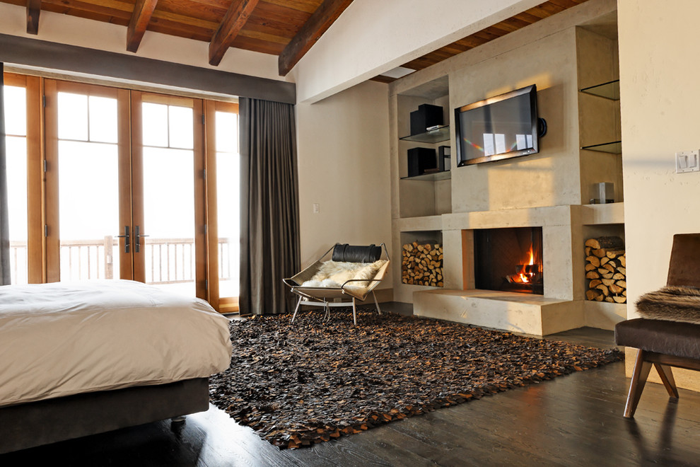 Idee per una camera da letto rustica con pareti beige, parquet scuro, camino classico e pavimento marrone