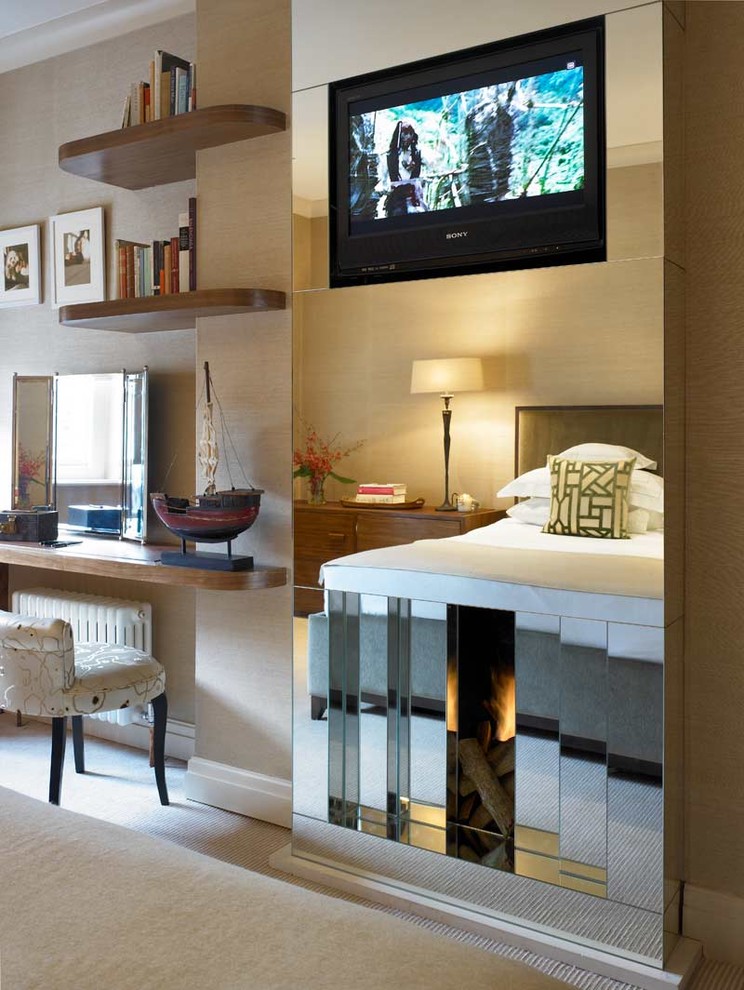 На фото: спальня в современном стиле с бежевыми стенами, ковровым покрытием и телевизором с