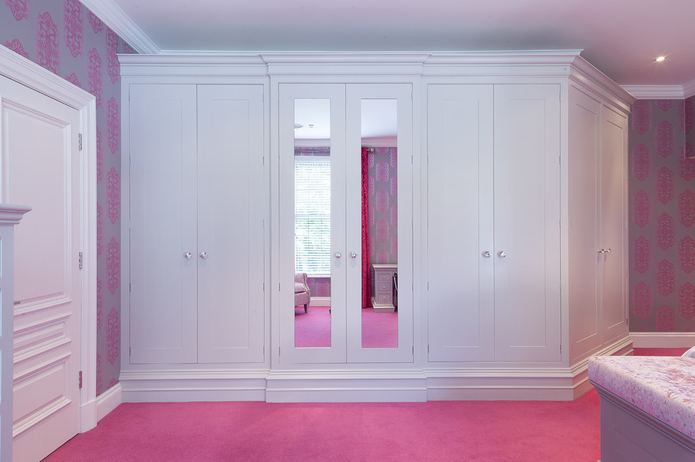 Modelo de habitación de invitados bohemia de tamaño medio sin chimenea con paredes rosas, moqueta y suelo rosa