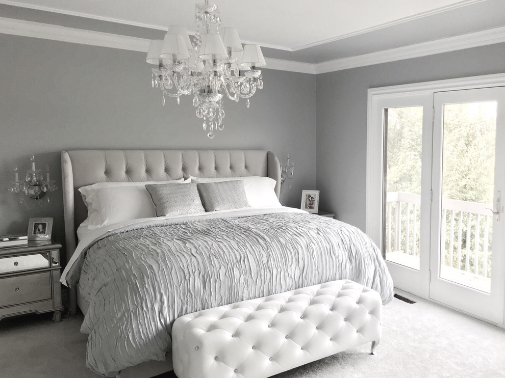 Aménagement d'une chambre parentale romantique de taille moyenne avec un mur gris, parquet foncé et un sol marron.