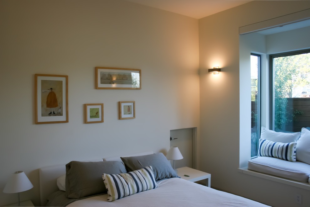 Imagen de dormitorio principal contemporáneo de tamaño medio con paredes blancas y suelo de baldosas de porcelana