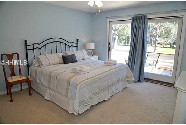 Идея дизайна: гостевая спальня среднего размера, (комната для гостей) в морском стиле с синими стенами, ковровым покрытием и синим полом без камина