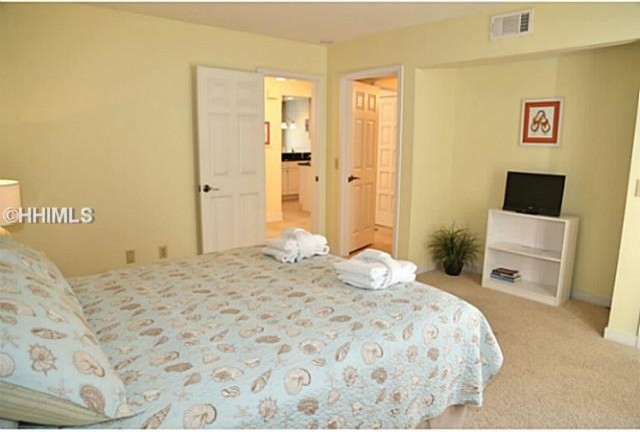 Foto di una camera degli ospiti costiera di medie dimensioni con pareti blu, moquette, nessun camino e pavimento blu